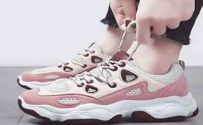 25 Desain Sepatu Sneakers Wanita yang Menarik